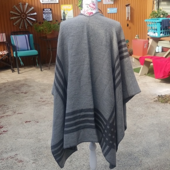 Cover up/ Shawl - Picture 3 of 4